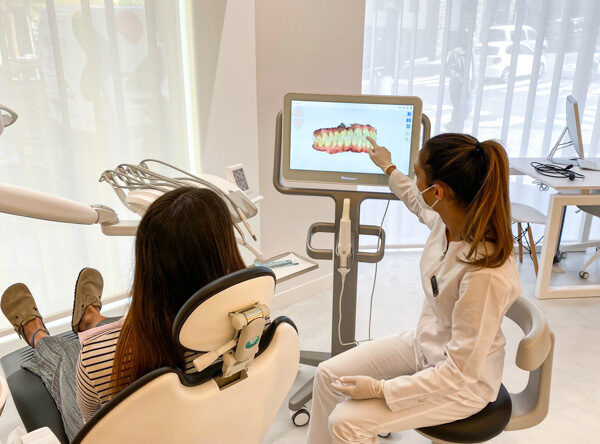 ortodoncista y sonrisa virtual